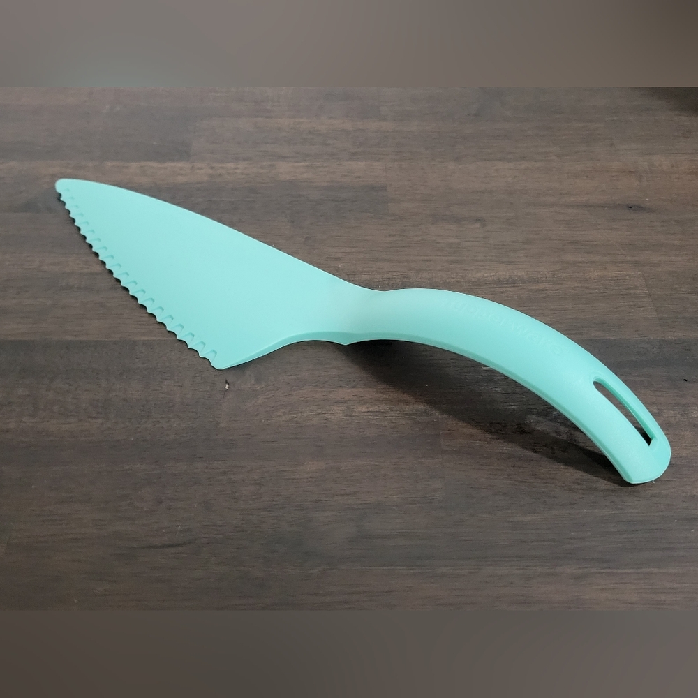 Tupperware Serrated Server